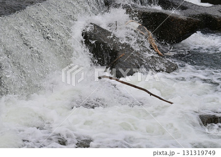 河川の氾濫・増水　溢水　越水　A river overflows 131319749