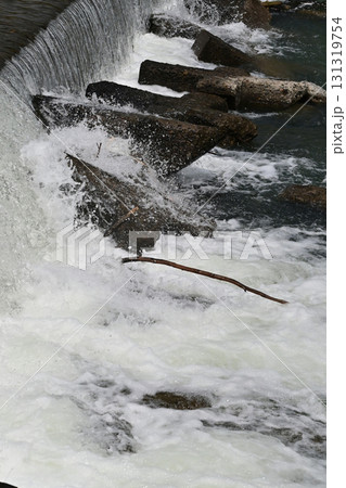 河川の氾濫・増水　溢水　越水　A river overflows 131319754