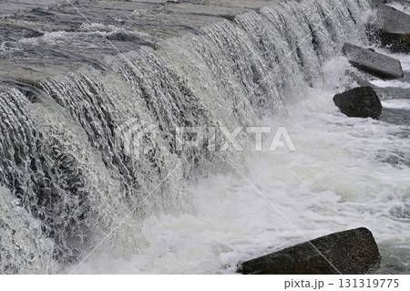 河川の氾濫・増水 溢水 越水 A river overflows 河川の氾濫・増水 溢水 越水 A river overflows 131319775