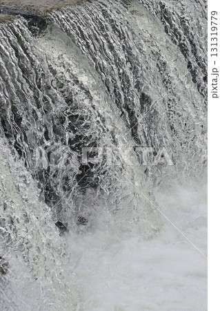 河川の氾濫・増水　溢水　越水　A river overflows 131319779