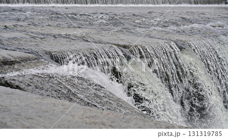 河川の氾濫・増水　溢水　越水　A river overflows 131319785
