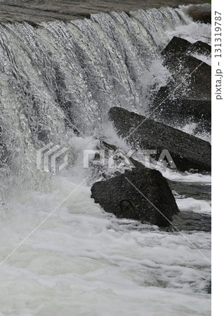 河川の氾濫・増水 溢水 越水 A river overflows 河川の氾濫・増水 溢水 越水 A river overflows 131319787