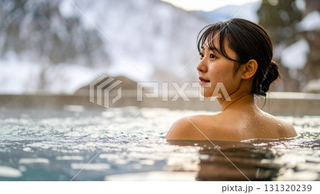 冬の露天風呂でリラックスする女性のイメージ テキストスペース 広告 背景素材 AI生成素材 131320239