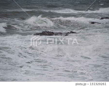 岩に打ち付ける波　冬の日本海 131320261