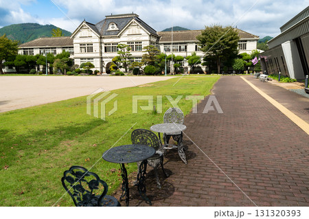 旧遷喬尋常小学校　初秋の風景1　岡山県真庭市 131320393