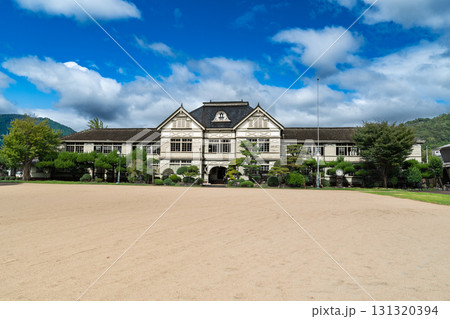 旧遷喬尋常小学校　初秋の風景2　岡山県真庭市 131320394