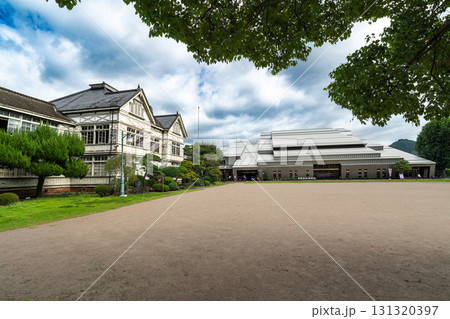 旧遷喬尋常小学校とエスパスセンター　初秋の風景　岡山県真庭市 131320397