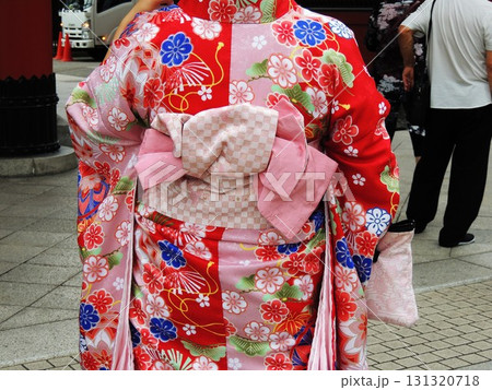 【東京・浅草寺】仲見世通りの和服姿 【東京・浅草寺】仲見世通りの和服姿 131320718