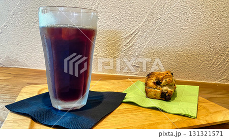 夏のカフェテリアで飲んだアイスコーヒー 131321571