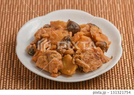 豚肉とジャガ芋とキノコの味噌炒め 131321754