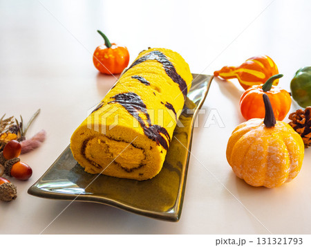 秋の味覚かぼちゃのロールケーキとハロウィンの彩りが織りなす、ほっこりスイーツ時間 秋の味覚かぼちゃのロールケーキとハロウィンの彩りが織りなす、ほっこりスイーツ時間 131321793