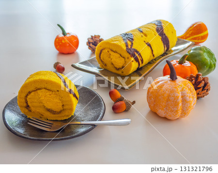 秋の味覚かぼちゃのロールケーキとハロウィンの彩りが織りなす、ほっこりスイーツ時間 131321796