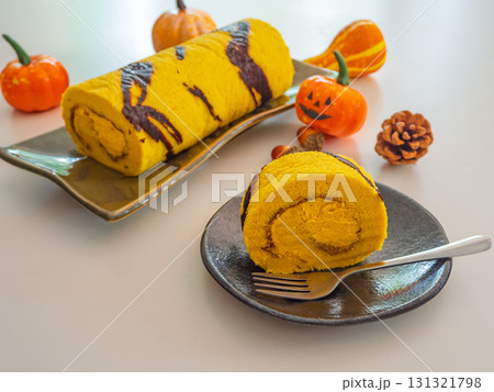 秋の味覚かぼちゃのロールケーキとハロウィンの彩りが織りなす、ほっこりスイーツ時間 秋の味覚かぼちゃのロールケーキとハロウィンの彩りが織りなす、ほっこりスイーツ時間 131321798