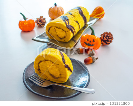 秋の味覚かぼちゃのロールケーキとハロウィンの彩りが織りなす、ほっこりスイーツ時間 131321800
