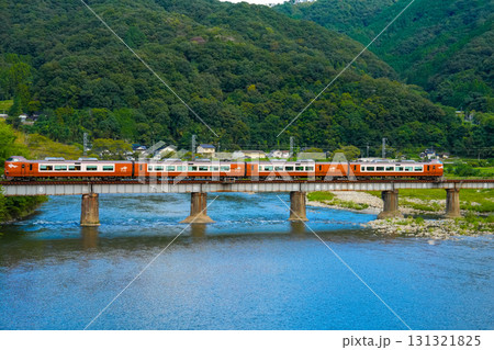 初秋の第2高梁川橋梁を渡る岡山駅行き特急やくも1　岡山県高梁市 131321825