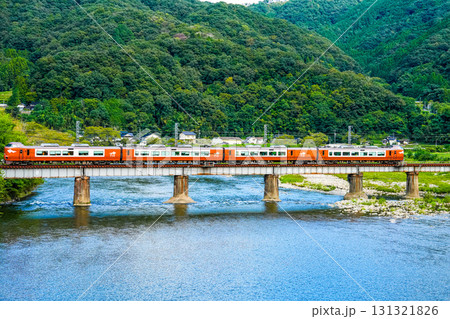 初秋の第2高梁川橋梁を渡る岡山駅行き特急やくも2　岡山県高梁市 131321826