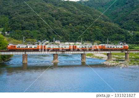 初秋の第2高梁川橋梁を渡る岡山駅行き特急やくも3　岡山県高梁市 131321827