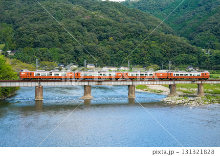 初秋の第2高梁川橋梁を渡る岡山駅行き特急やくも4 岡山県高梁市 初秋の第2高梁川橋梁を渡る岡山駅行き特急やくも4 岡山県高梁市 131321828