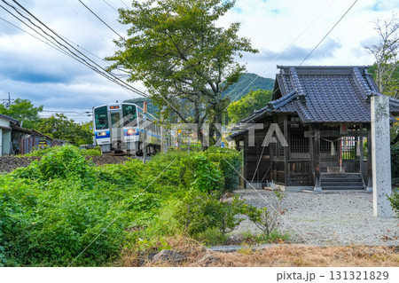 初秋の恵比須神社脇を通過する岡山駅行き伯備線普通列車1　岡山県高梁市 131321829