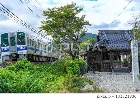 初秋の恵比須神社脇を通過する岡山駅行き伯備線普通列車2　岡山県高梁市 131321830