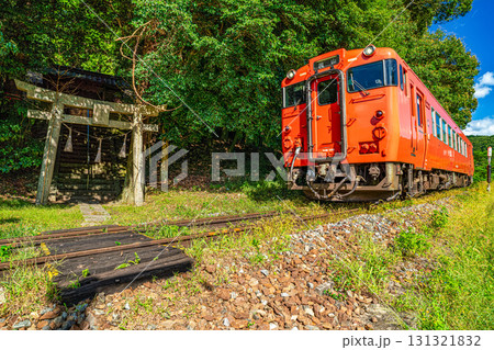 松尾神社前を通過する岡山駅行き津山線普通列車2　岡山県岡山市北区 131321832