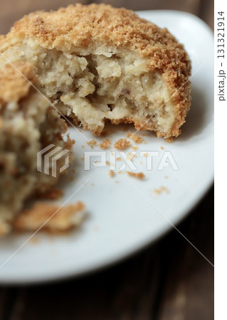 半分に割った北海道産じゃがいものほくほくコロッケ 131321914