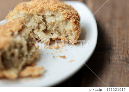 半分に割った北海道産じゃがいものほくほくコロッケ 半分に割った北海道産じゃがいものほくほくコロッケ 131321915