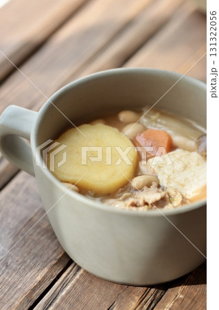スープカップに入れたサツマイモの具沢山な豚汁 131322056