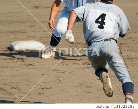 高校野球の試合で懸命に2塁へ向かう選手とタッチの準備をする選手 高校野球の試合で懸命に2塁へ向かう選手とタッチの準備をする選手 131322188