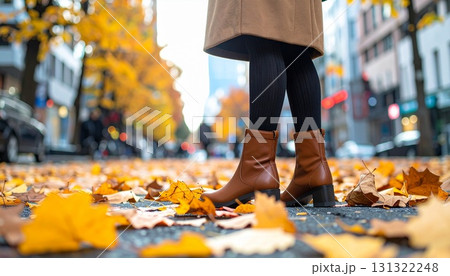 ローアングルから見たダークタイツとブラウンブーツ、落ち葉の街角 131322248