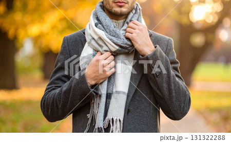 ミッドトルソーでスカーフを整えるウールコート姿、秋色の公園背景 131322288