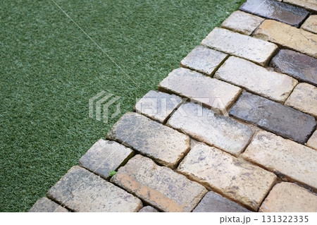 雨で濡れたアンティークレンガ 131322335