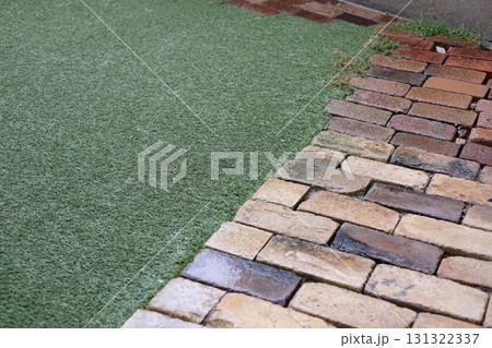 雨で濡れたアンティークレンガ 雨で濡れたアンティークレンガ 131322337