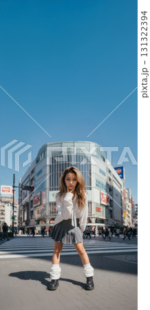 ギャル系ファッションの若い女性たち　80年代90年代風ストリートスタイル 131322394