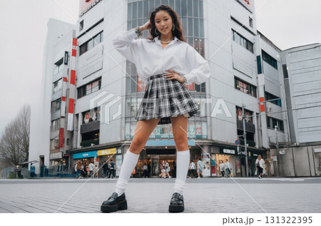 ギャル系ファッションの若い女性たち　80年代90年代風ストリートスタイル 131322395