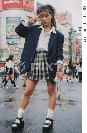 ギャル系ファッションの若い女性たち 80年代90年代風ストリートスタイル ギャル系ファッションの若い女性たち 80年代90年代風ストリートスタイル 131322406