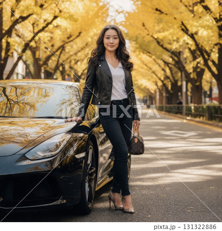 イチョウ並木と高級車の横に立つ女性モデル　秋のラグジュアリーライフスタイル 131322886