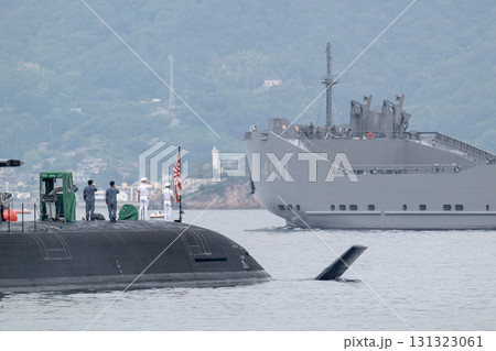 呉基地で自衛艦旗掲揚中の海上自衛隊の たいげい型潜水艦と出港中の輸送艦ようこう 131323061