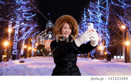 冬のイルミネーションと雪景色を楽しむ人々　札幌の観光とライフスタイル 131323169