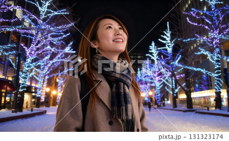 冬のイルミネーションと雪景色を楽しむ人々　札幌の観光とライフスタイル 131323174