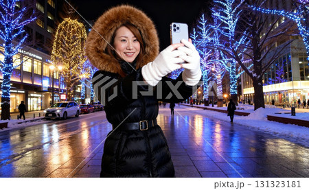 冬のイルミネーションと雪景色を楽しむ人々 札幌の観光とライフスタイル 冬のイルミネーションと雪景色を楽しむ人々 札幌の観光とライフスタイル 131323181