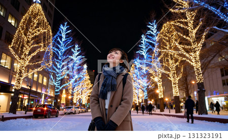 冬のイルミネーションと雪景色を楽しむ人々 札幌の観光とライフスタイル 冬のイルミネーションと雪景色を楽しむ人々 札幌の観光とライフスタイル 131323191