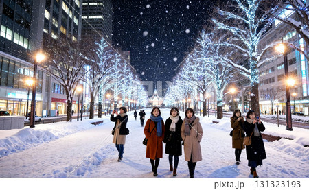 冬のイルミネーションと雪景色を楽しむ人々 札幌の観光とライフスタイル 冬のイルミネーションと雪景色を楽しむ人々 札幌の観光とライフスタイル 131323193