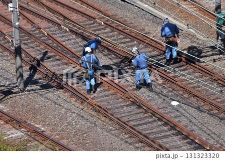 線路の保守・点検作業風景　線路を歩いてレールの歪みや傷つきを目視で確認　　 131323320