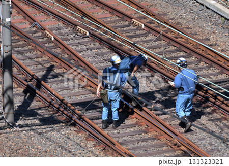 線路の保守・点検作業風景 線路を歩いてレールの歪みや傷つきを目視で確認 線路の保守・点検作業風景 線路を歩いてレールの歪みや傷つきを目視で確認 131323321