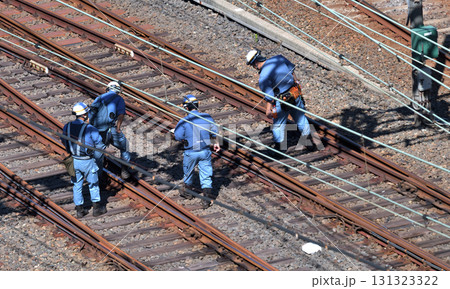 線路の保守・点検作業風景　線路を歩いてレールの歪みや傷つきを目視で確認　　 131323322