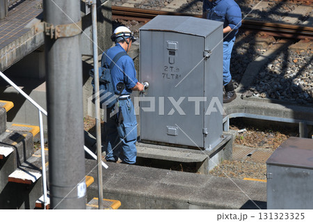 線路の保守・点検作業風景　線路を歩いてレールの歪みや傷つきを目視で確認　　 131323325
