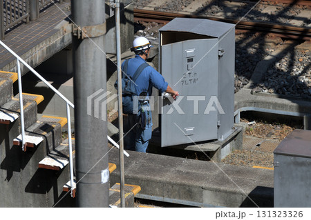 線路の保守・点検作業風景　線路を歩いてレールの歪みや傷つきを目視で確認　　 131323326