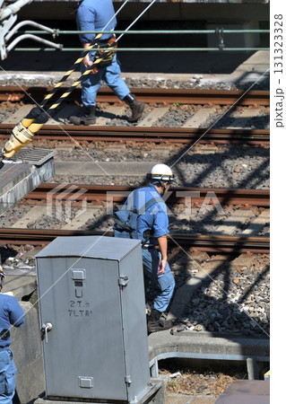 線路の保守・点検作業風景　線路を歩いてレールの歪みや傷つきを目視で確認　　 131323328