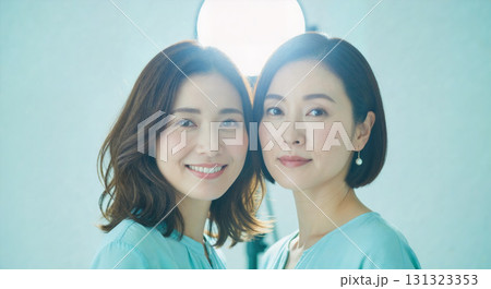 姉妹や双子をイメージした女性ポートレート　美容やヘアケア広告に活用できるイメージ素材 131323353